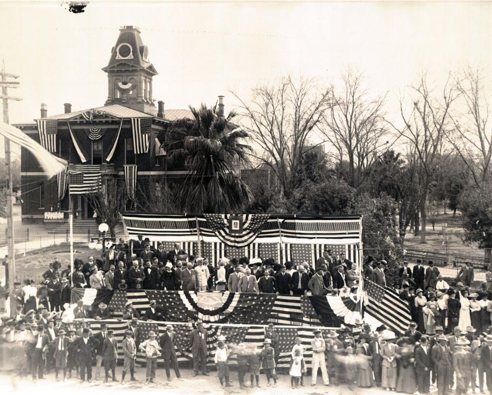 Photograph/bird's-eye view of Arizona Statehood Day in Phoenix (Ariz.), 1912. The Maricopa County Courthouse is in the background.