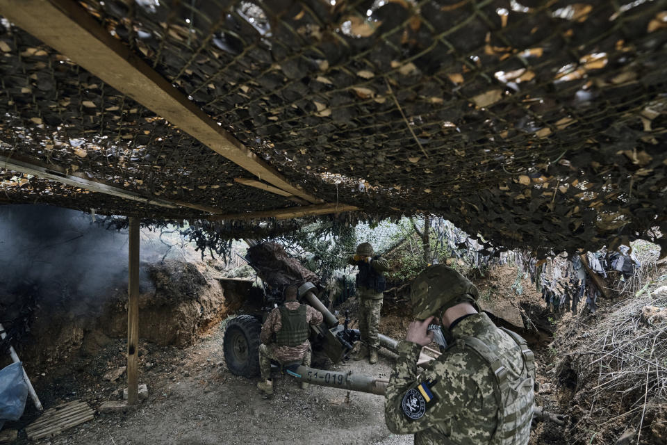 烏克蘭砲兵在俄羅斯慶祝勝利日當天砲擊俄軍據點。(畫面來源：AP)