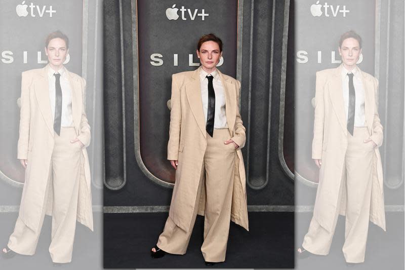 蕾貝卡弗格森以一席米色的風衣搭配褲裝，完全穿出了她的帥氣。（Apple TV+）