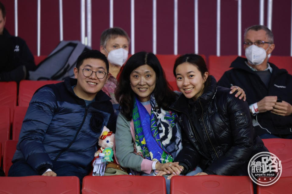 Wu Yonglin's mother and brother also came to Busan to cheer her up.