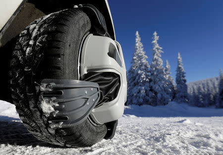 Automatic snow chains are mounted on the wheel of a car driving through the ski resort Ovcarna near the village of Karlova Studanka, Czech Republic January 19, 2017. REUTERS/David W Cerny