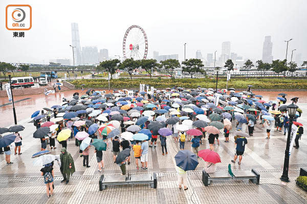 約四百名警察家屬昨由中環起步，先後到特首辦及灣仔警察總部遞交請願信。