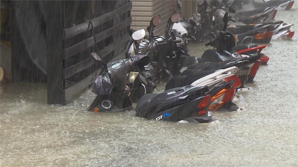 信義區下大雨　山區泥水傾瀉.大排滿水淹街道