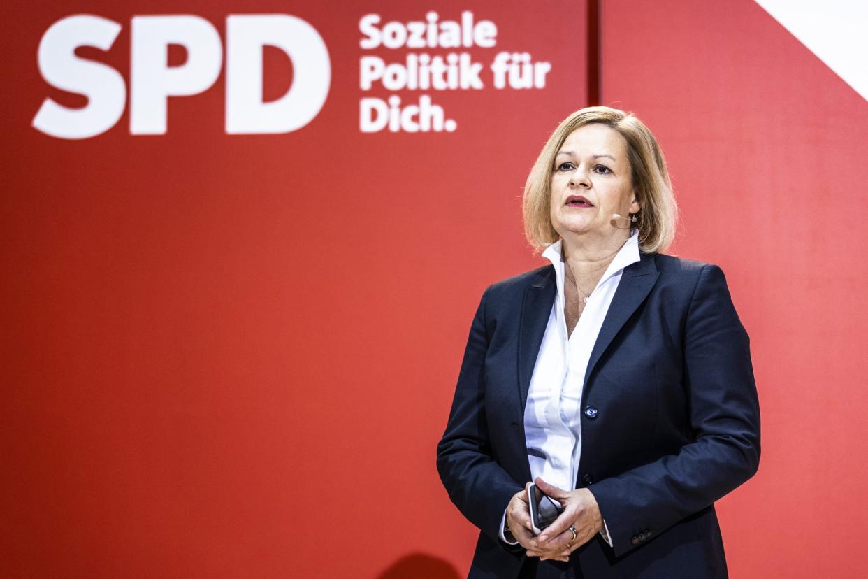 Das Bundesinnenministerium in Berlin führen und gleichzeitig Wahlkampf in Hessen machen: Das würde auf Nancy Faeser (SPD) zukommen, wenn sie in Hessen als Ministerpräsidentin kandidiert. - Copyright: picture alliance / photothek | Florian Gaertner