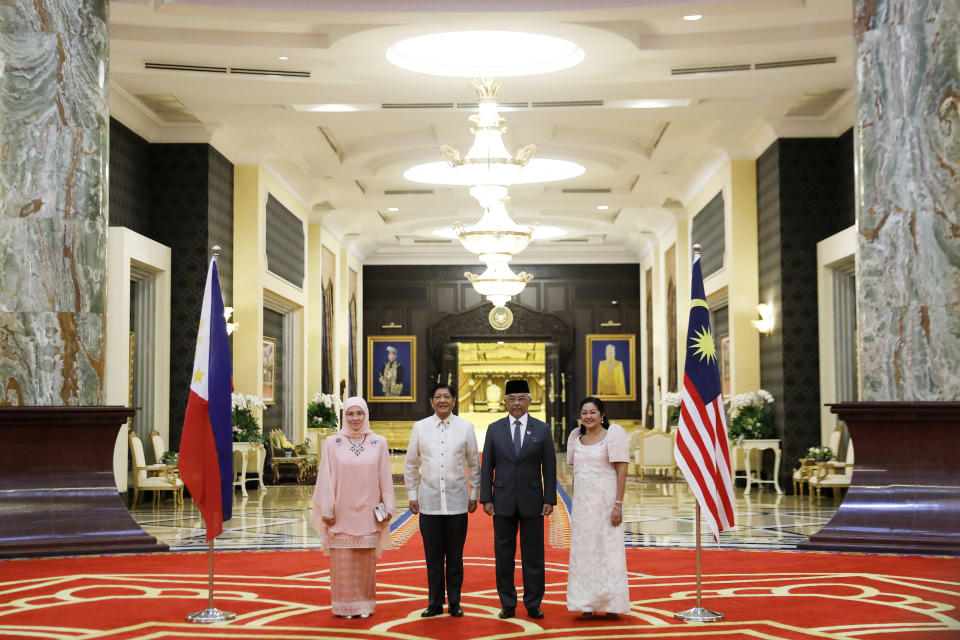 Malaysia's King Sultan Abdullah Sultan Ahmad Shah, second from right, Malaysia's Queen Azizah Aminah Maimunah, left, Philippine President Ferdinand Marcos Jr., second from left, and first lady Maria Louise Araneta Marcos pose for a photograph during the state welcome ceremony at National Palace in Kuala Lumpur, Malaysia, Wednesday, July 26, 2023. (Fazry Ismail/Pool Photo via AP)