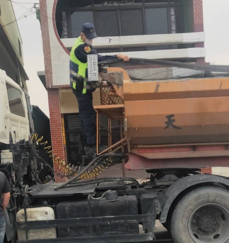 里港鄉大型車往來頻繁　屏警積極開單防事故