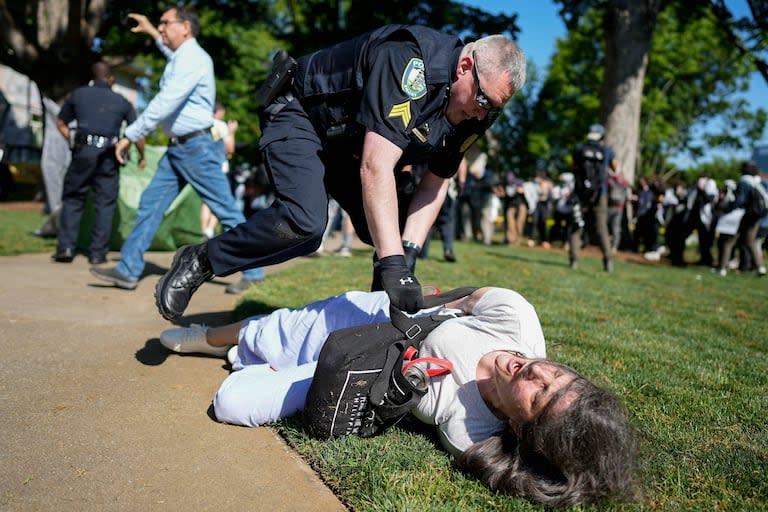 Un agente de la policía detiene a un manifestante en el campus de la Universidad de Emory, durante una protesta propalestina, el jueves 25 de abril de 2024, en Atlanta.