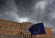 Pro-Euro protestors hold a European Union flag during a pro-Euro rally in front of the parliament building, in Athens, Greece, June 30, 2015. REUTERS/Yannis Behrakis