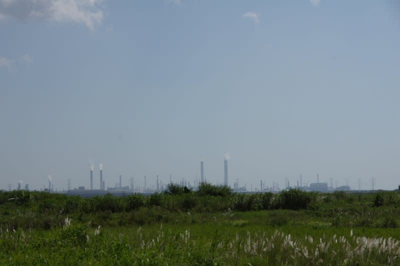 彰化縣大城鄉台西村，沿濁水溪堤防往南看，清晰可見六輕的煙囪群（Remotecomg1@Wikipedia / CC BY-SA 4.0）