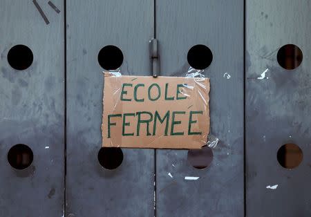 A sign, reading "school closed", is placed at the entrance of a primary and nursery school in Brussels, November 23, 2015, after security was tightened in Belgium following the fatal attacks in Paris. REUTERS/Francois Lenoir