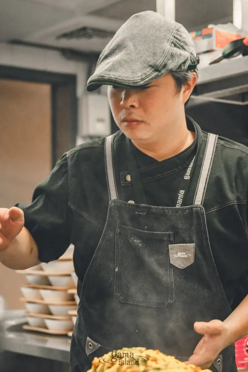 ▲「最狂員餐」普橘島Neil師傅分享「沙茶羊肉炒麵」作法。（圖／普橘島）