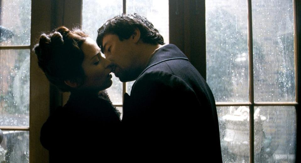 Blunt shares a smooch with Del Toro in the 2010 film “The Wolfman,” directed by Joe Johnston. ©Universal/Courtesy Everett Collection
