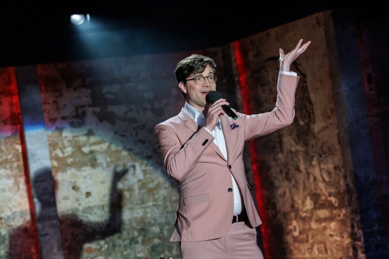 Le chanteur et comédien allemand Bodo Wartke sur scène à Leipzig, le 13 juin (JENS SCHLUETER)