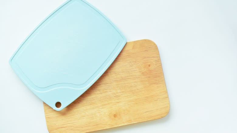 plastic and wood cutting boards