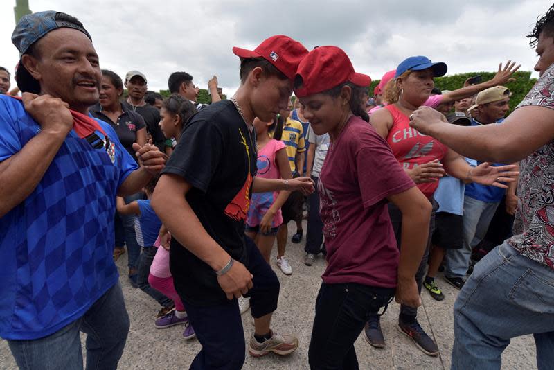 Los miles de migrantes hondureños que salieron de su país en una caravana reanudaron hoy su camino hacia Estados Unidos después de cumplir los requisitos migratorios de México, cuyo Gobierno advirtió con deportar a los que ingresaron ilegalmente a su territorio. EFE