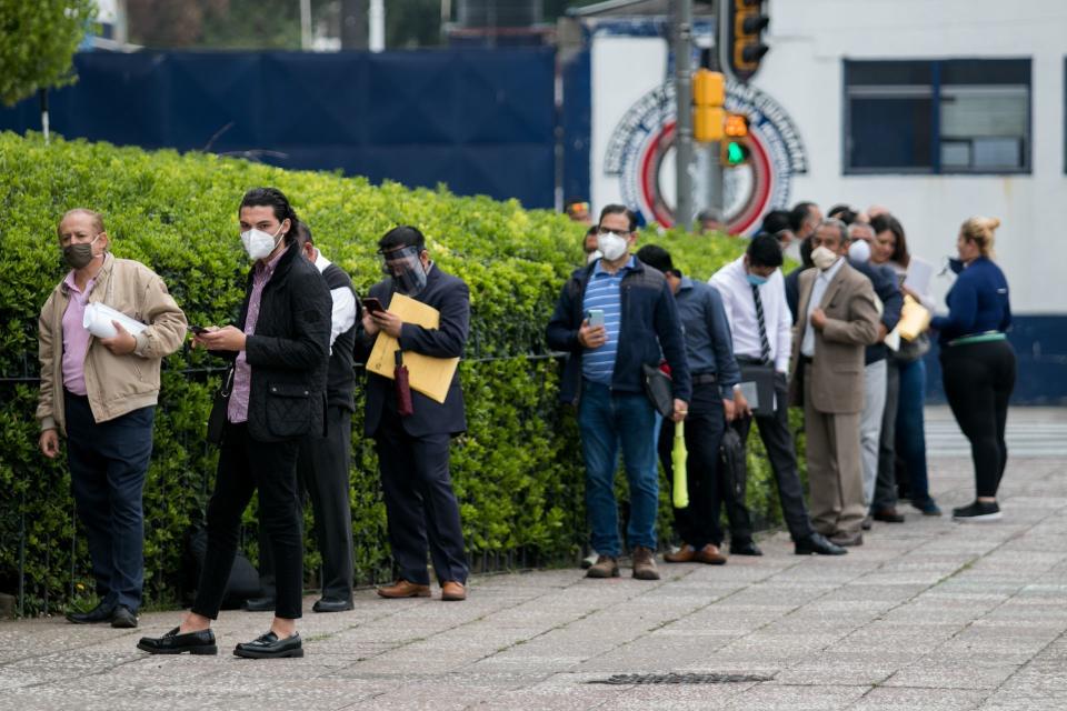 CIUDAD DE MÃXICO, 04AGOSTO2020.- Largas filas continÃºan durante el segundo dÃ­a de apertura de los tribunales y juzgados federales en la capital del paÃ­s. Con esperas de hasta seis horas e infringiendo la sana distancia es como las actividades se han desarrollado.  FOTO: GALO CAÃAS /CUARTOSCURO.COM