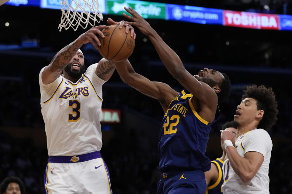 Anthony Davis (3), Stürmer der Los Angeles Lakers, und Andrew Wiggins (22), Stürmer der Golden State Warriors, versuchen in der ersten Hälfte eines NBA-Basketballspiels in Los Angeles am Samstag, dem 16. März 2024, einen Rebound. (AP Photo/Ashley Landis)