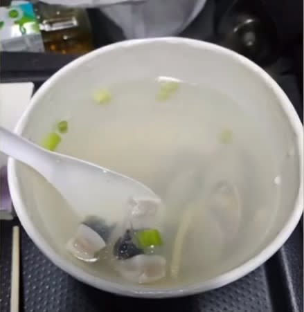 ▼民眾買了一碗60元的虱目魚湯，發現裡頭只有三小塊魚片和5顆蛤蜊。（圖／東森新聞）