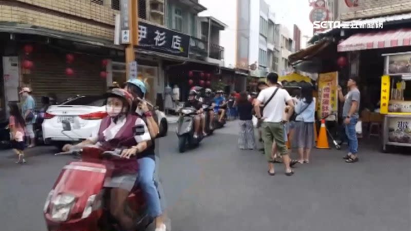 知名包子店外排滿遊客，車輛違停造成交通亂象。