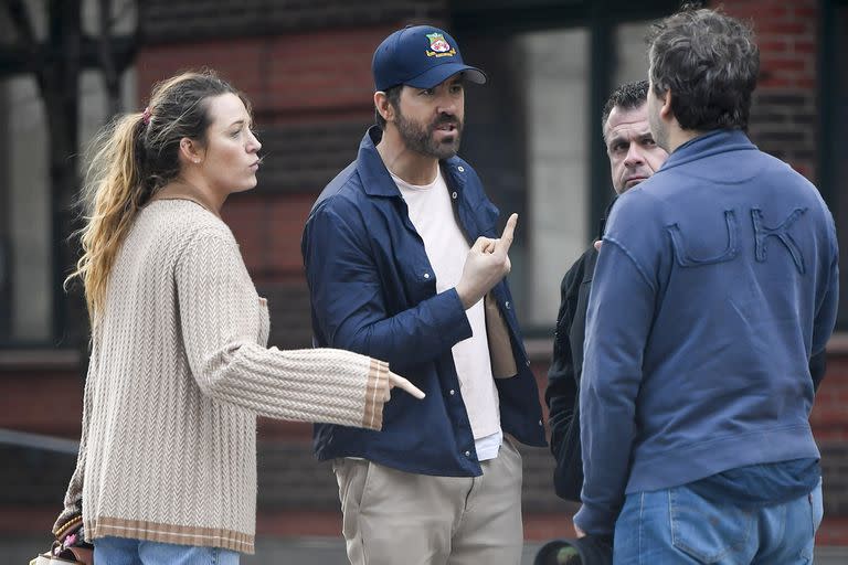 Blake Lively y Ryan Reynolds fueron retratados durante una acalorada discusión con un fotógrafo en Nueva York. La pareja, que al parecer estaba acompañada por su guardaespaldas, se enfrentó al paparazzi en plena calle pidiéndole que deje de perseguirlos