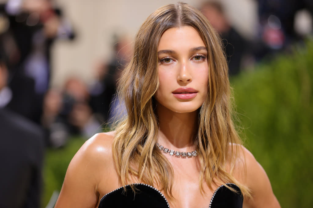 La ravissante mannequin Hailey Bieber a révélé le nom du parfum qu'elle ne quitte jamais. (Photo by Theo Wargo/Getty Images)