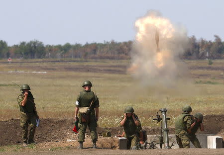 Russian solders fire an 2S12 "Sani" 120 mm heavy mortar system during the "Masters of Artillery Fire" competition at a range outside Saratov, Russia, August 10, 2015. REUTERS/Maxim Zmeyev