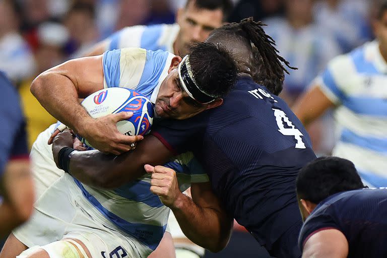 Pablo Matera choca con el inglés Maro Itoje, en el partido que los europeos ganaron en Marsella, en el debut de ambos en este Mundial