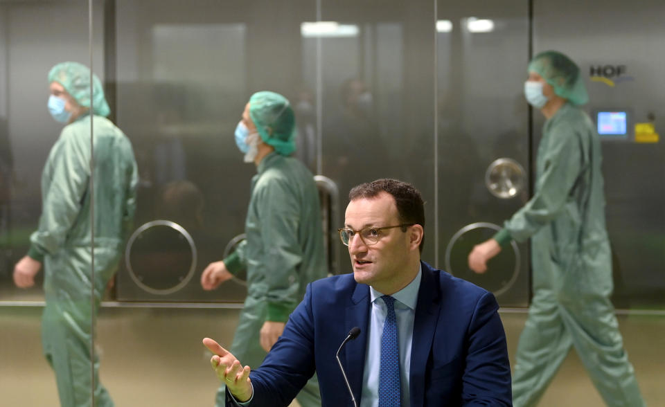 Jens Spahn bei einem Besuch des Impfstoff-Herstellers IDT Biologika in Dessau-Roßlau (Bild: Hendrik Schmidt/Pool via REUTERS)