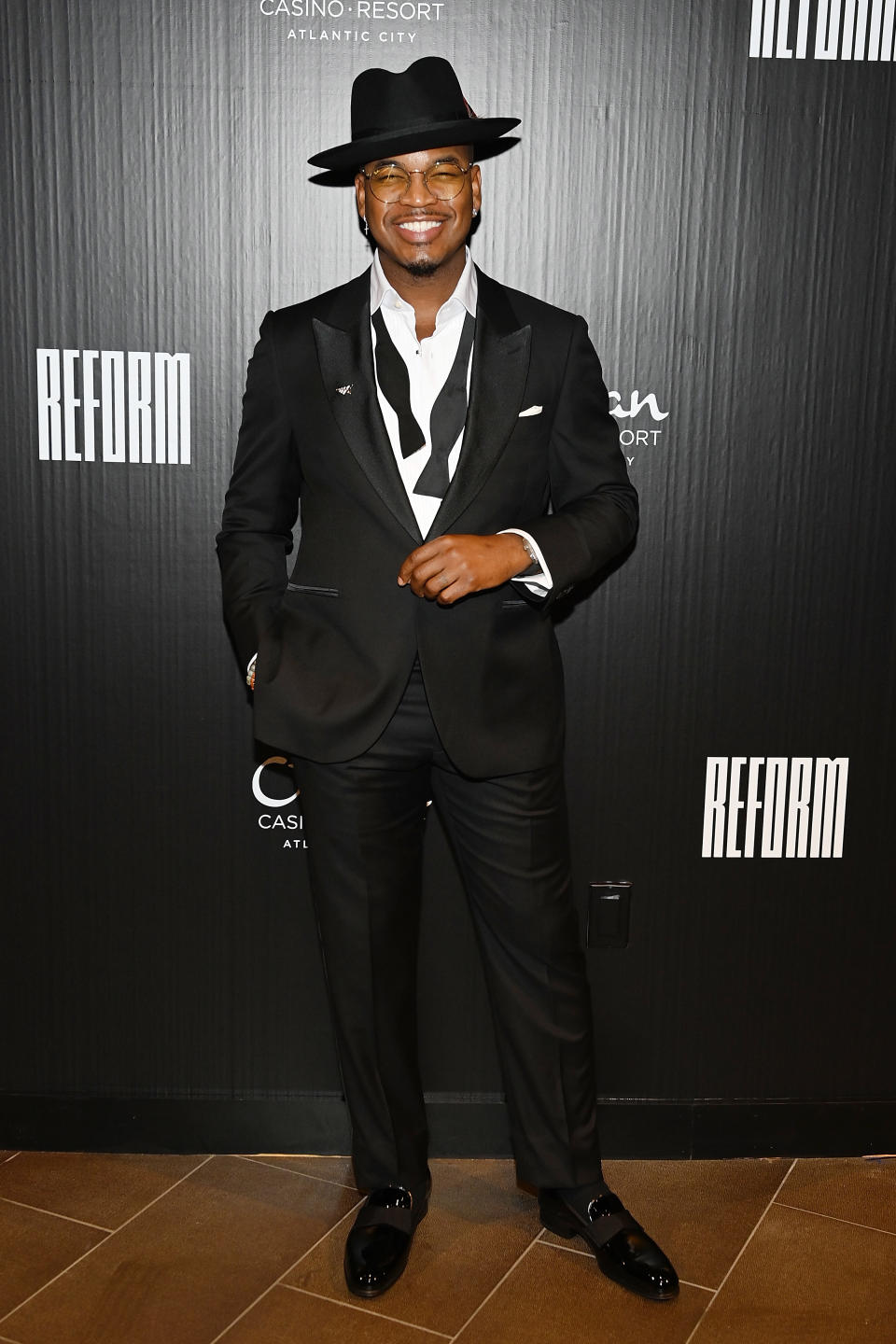 Neyo weairng tuxedo