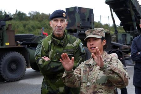 Supreme Commander of the Swedish Armed Forces, Micael Byden, talks with a U.S. soldier during the 'Aurora 17' Swedish military exercise at Save airfield in Goteborg, Sweden September 13, 2017. Henrik Brunnsgard/TT News Agency/via REUTERS