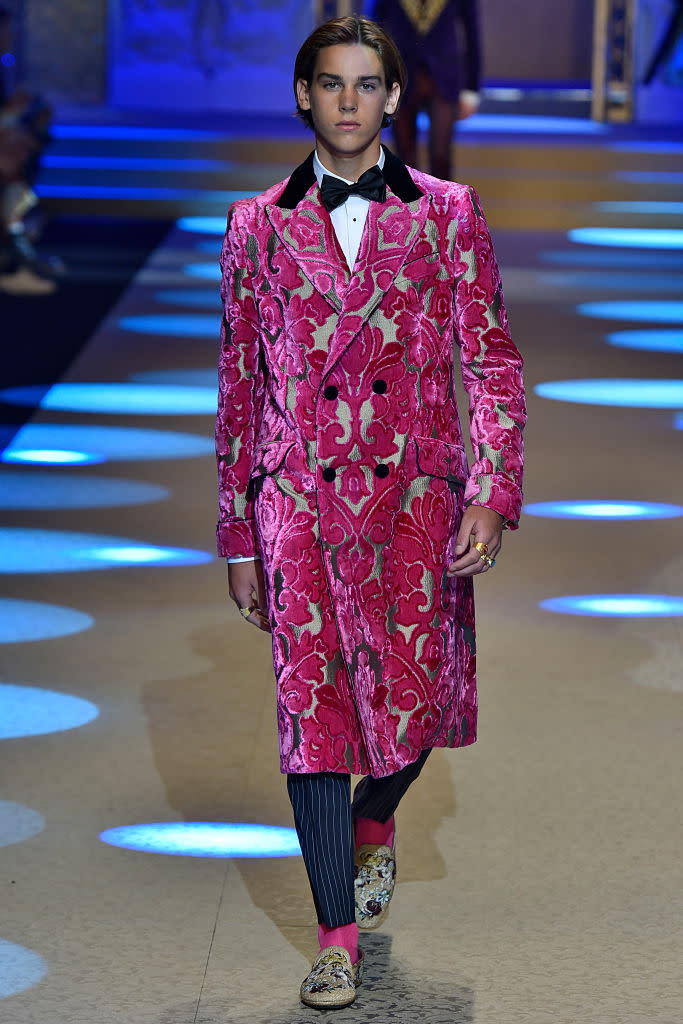 <p>Depuis, son petit frère Paris Brosnan lui a emboîté le pas. Le cadet de Pierce Brosnan était lui aussi à Milan pour la Fashion Week Hommes “Dolce & Gabbana”. Crédit image : Getty Images </p>