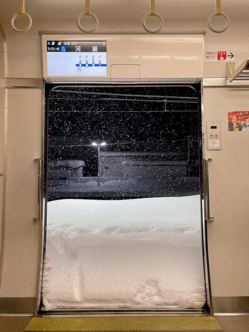 日本網友曾上傳一張滋賀縣電車積雪照，在網路上瘋傳。（翻攝自推特）