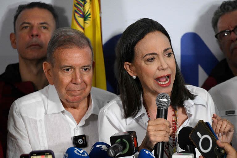 La líder opositora venezolana María Corina Machado habla con los medios, acompañada por el candidato presidencial opositor Edmundo González Urrutia, luego de los resultados de las elecciones presidenciales en Caracas el 29 de julio de 2024