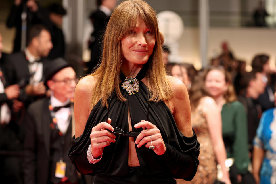 Carla Bruni a révélé lors d’une interview avec Vanity Fair qu’elle n’était pas en rémission de son cancer du sein. 