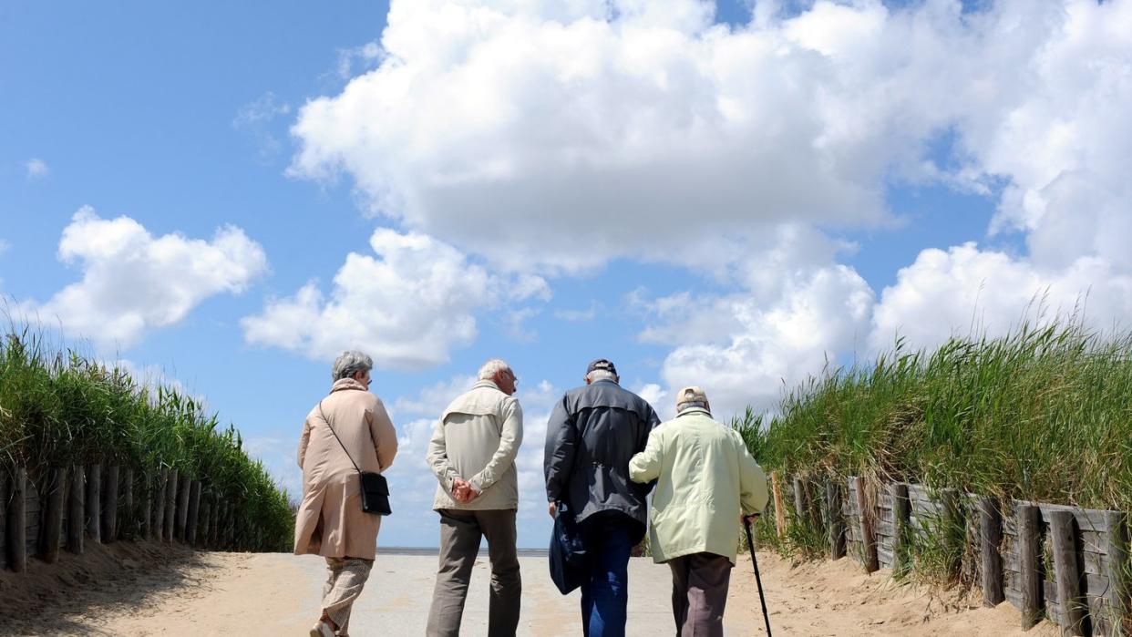 Vier ältere Urlauber am Strand der Nordsee. Die verbesserte medizinische Versorgung führt insbesondere in Ostdeutschland zu einer stark gestiegenen Lebenserwartung.   Foto: Ingo Wagner/Archiv