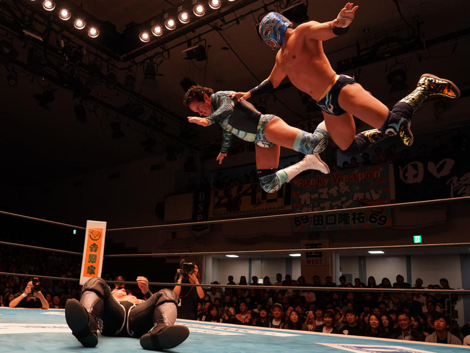 Volador Jr luchando junto a Titan en una función de 2019, en Tokio, Japón. (Etsuo Hara/Getty Images)