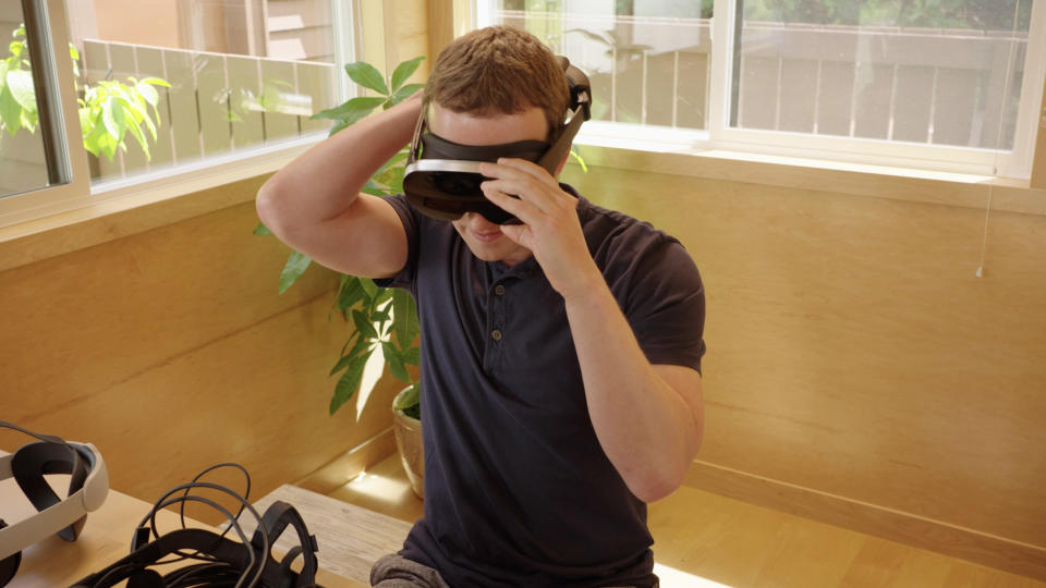 Le PDG de Meta, Mark Zuckerberg, essaie un prototype d'un futur casque VR.  (Image : Méta)