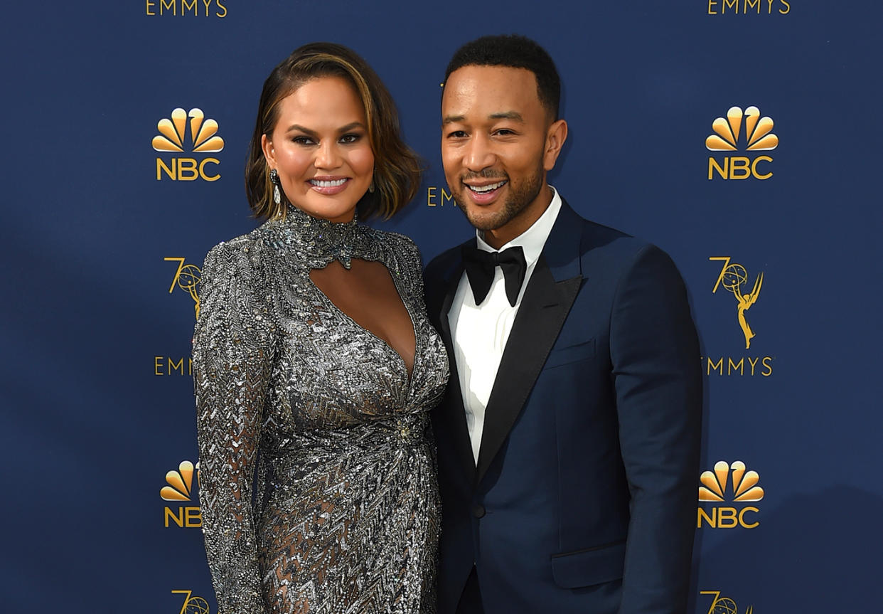 Chrissy Teigen und John Legend lassen sich vor der Award-Show fotografieren. (Bild: Jordan Strauss/Invision/AP Photo)