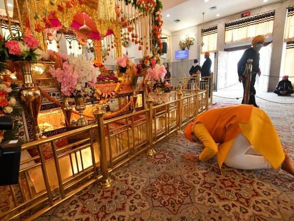 PM Modi paying reverence at gurudwara (Photo: PM Modi's Twitter handle)