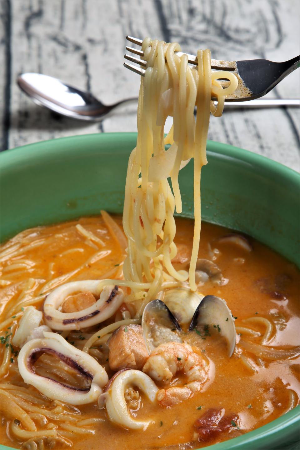 圖說：湯麵系列，湯比麵多，是能喝湯的義大利麵。奶油番茄海鮮義大利麵，紅艷的番茄海鮮湯，喝來酸香又充滿海鮮香氣，很適合秋冬來上一碗暖身。（280元）