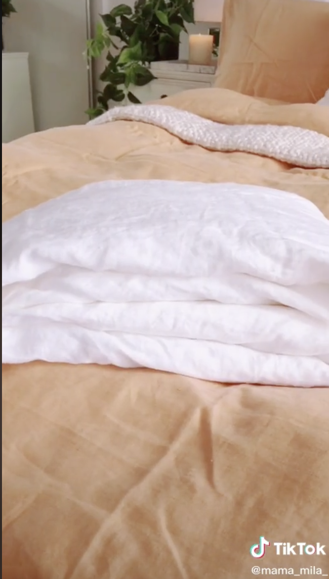 Perfectly folded fitted sheet