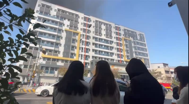 遭濃煙波及的集合式住宅大樓住著不少亞洲大學學生，校方第一時間前往確認租屋學生均安全。（圖／翻攝畫面）