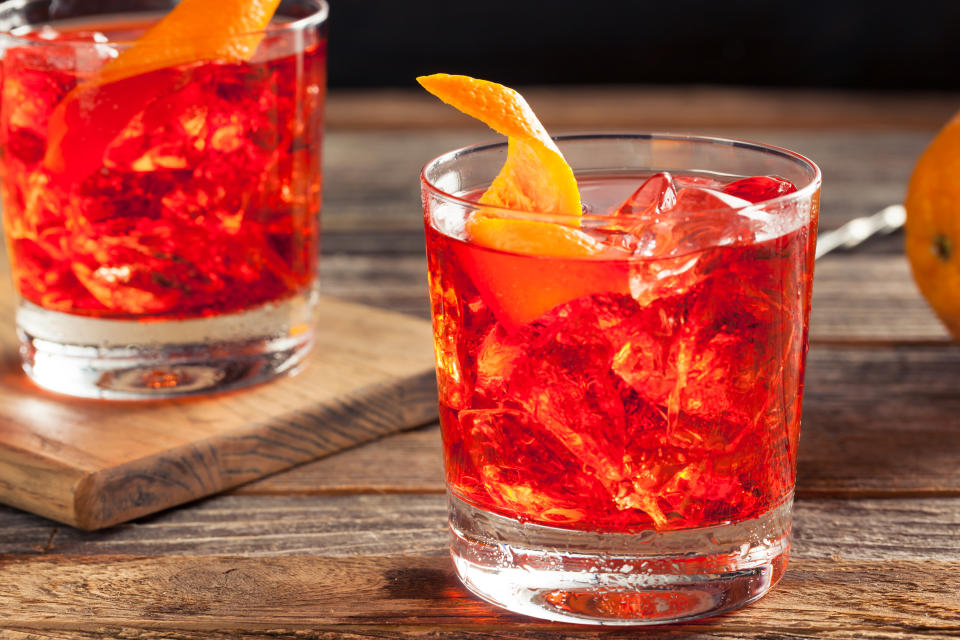 El Negroni habría nacido al cambiar otro cóctel clásico, el Americano, y aunque no lo parezca, no es nada dulce. Foto: Getty Images