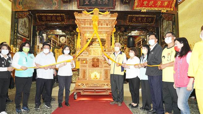 蔡英文總統今為大天宮「神農聖帝─九龍鑾轎」百年神轎揭綵啟用，民進黨嘉義市長參選人李俊俋與嘉義市長黃敏惠同框零互動。（嘉義市政府提供∕呂妍庭嘉義傳真）