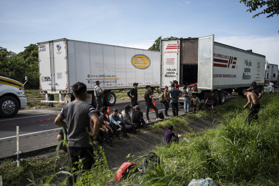 Migrants freed from truck in Mexico (Félix Márquez / filepicture alliance via Getty Images)