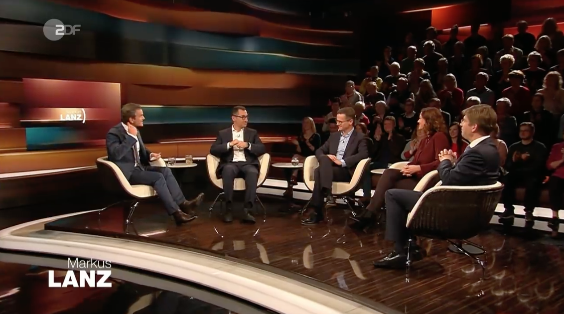 Die Runde nach der Hessen-Wahl bei Markus Lanz (v.l.n.r.): Grünen-Politiker Cem Özdemir, CDU-Politiker Carsten Linnemann, Moderatorin Antje Pieper und Journalist Christoph Schwennicke. (Bild: Screenshot/ZDF)