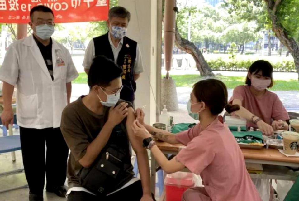 被譽為「最美接種站」稱號的文心森林公園疫苗接種站，預計４月３０日退場。（記者陳金龍攝）