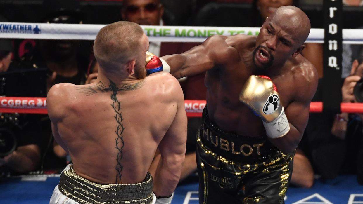 Floyd Mayweather tuvo un estilo diferente ante Conor McGregor y lo atacó en la segunda parte de la pelea para noquearlo en el décimo round. / Foto: Getty Images