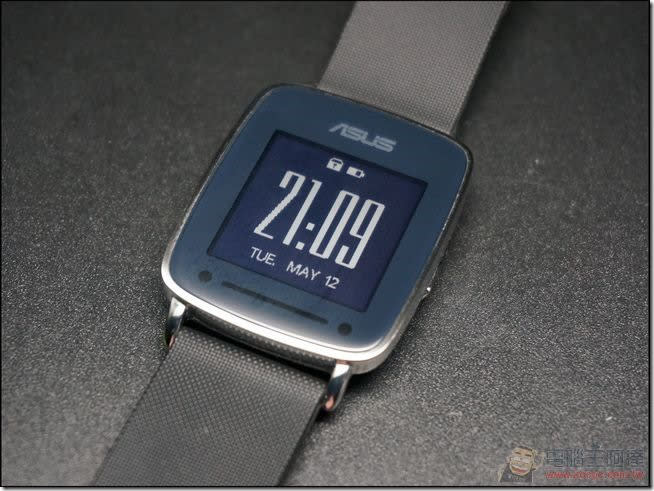 ▲呈現在 ASUS VivoWatch 上的字體感覺很像數位 LED 螢幕，但實際上感覺比較像是不發光電子紙，在暗處其實字體是不發光的，在暗處必須按壓實體鍵才能看清時間。