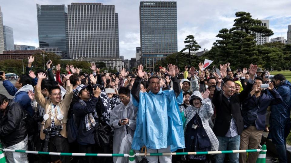 Cientos de japoneses celebran la ascensión de su nuevo emperador Naruhito, a las afueras del Palacio Imperial de Tokio.